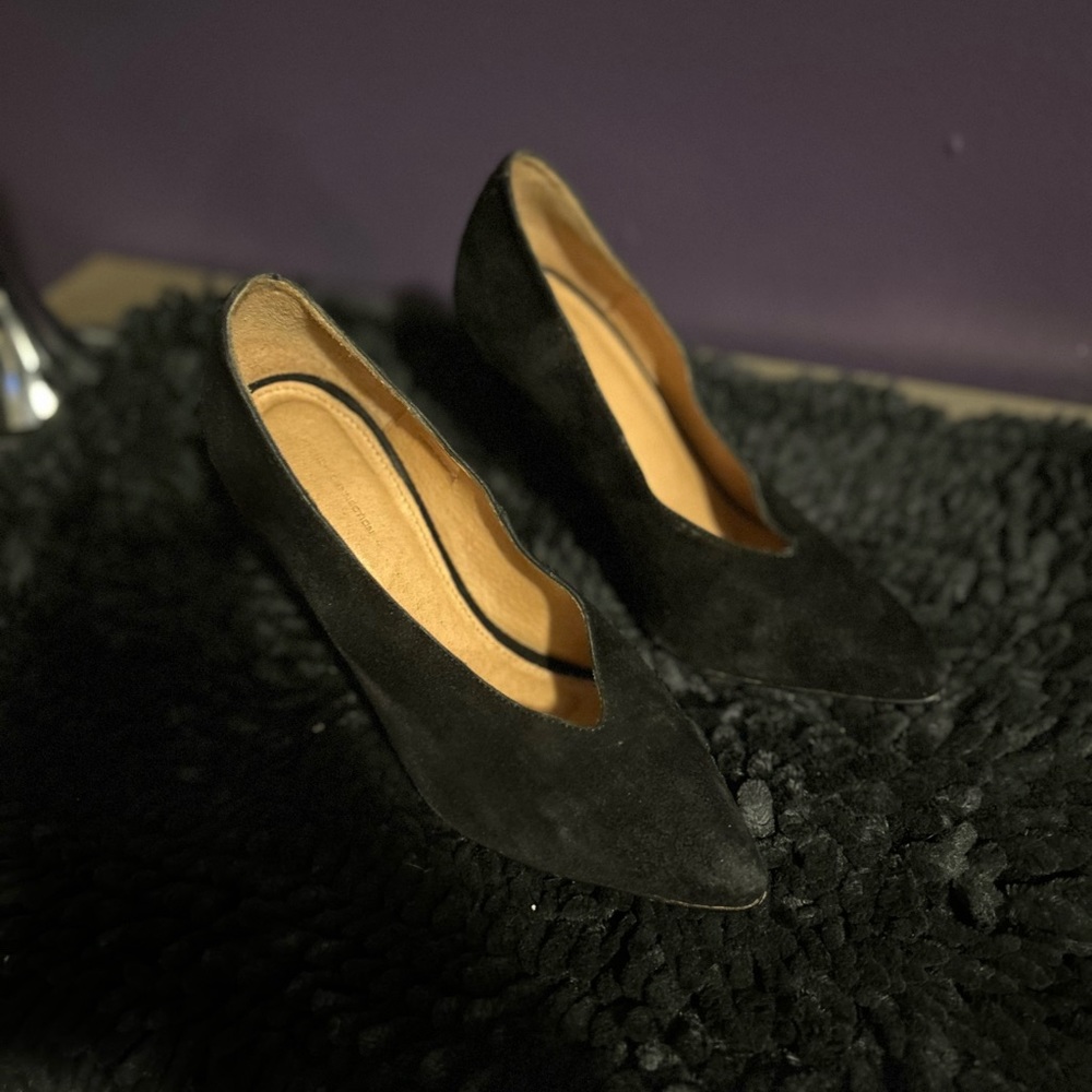 Black pumps